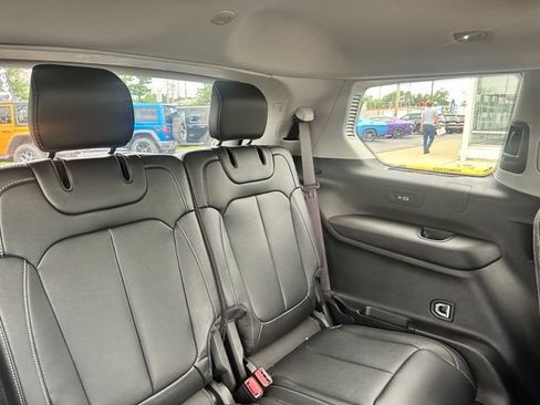 Used 2023 Jeep Grand Cherokee L Limited AWD/4WD image 18