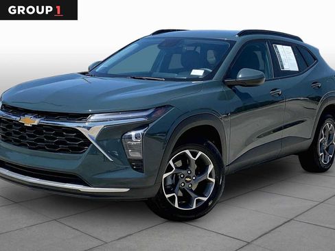 Used 2025 Chevrolet Trax LT FWD image 1