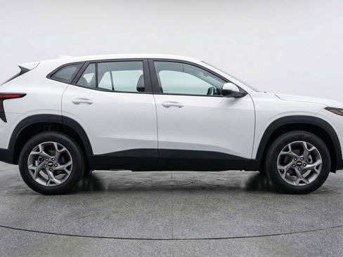 Used 2025 Chevrolet Trax LT w/ LT Convenience Package FWD image 11