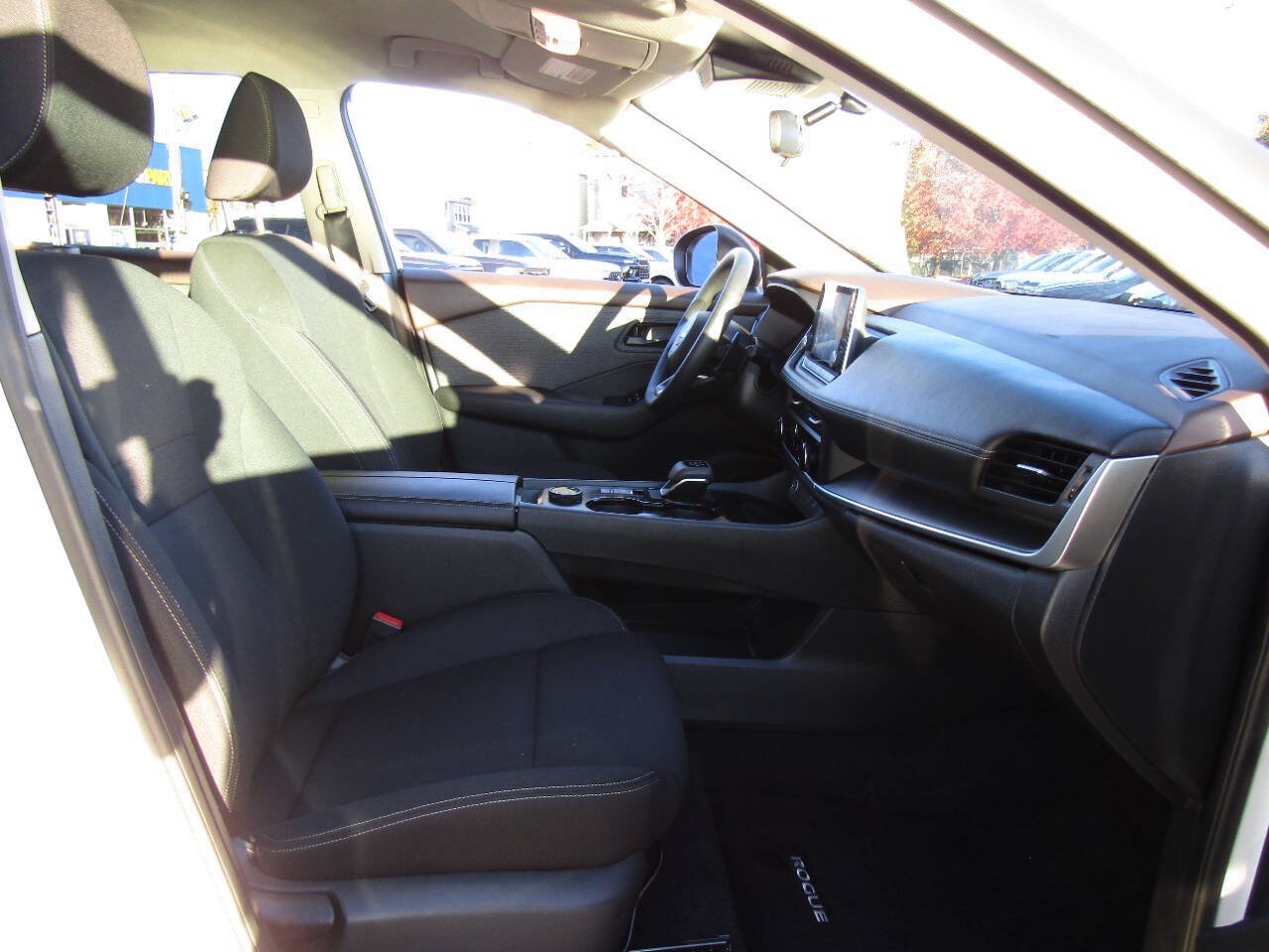 Used 2023 Nissan Rogue S AWD/4WD image 19