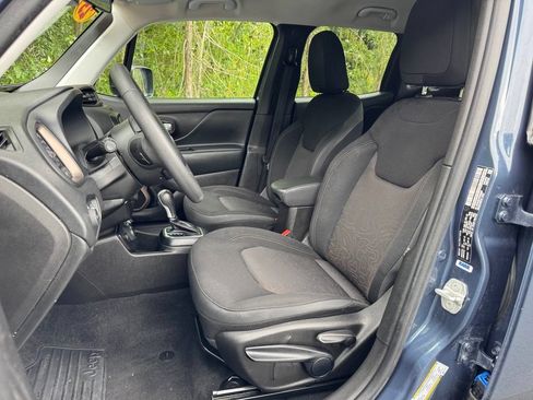 Used 2023 Jeep Renegade Latitude AWD/4WD image 10