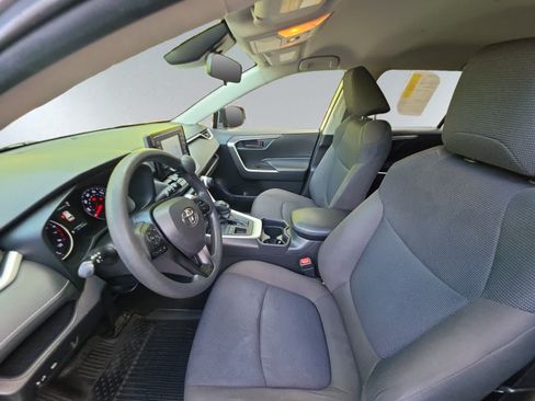 Used 2021 Toyota RAV4 LE AWD/4WD image 7