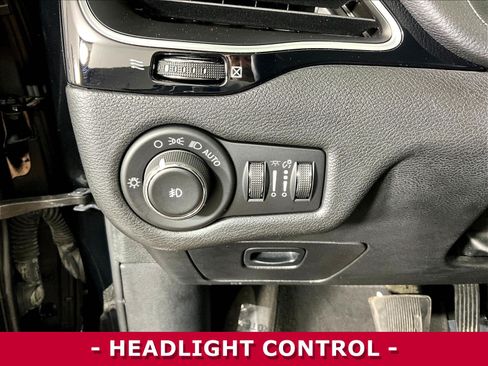 Used 2019 Jeep Cherokee Latitude Plus AWD/4WD image 36