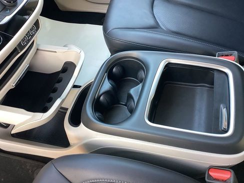 Used 2024 Chrysler Pacifica Touring-L image 39