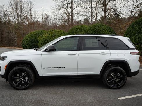 New 2025 Jeep Grand Cherokee Limited w/ Black Appearance Package image 5
