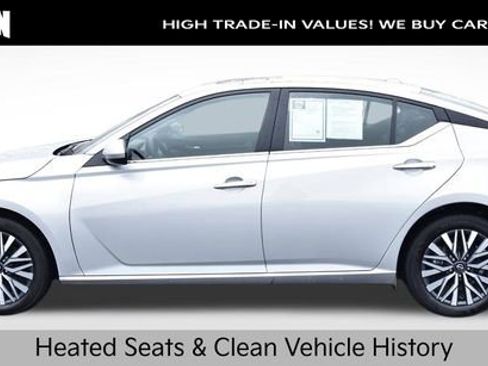 Used 2025 Nissan Altima 2.5 SV w/ SV Premium Package AWD/4WD image 2