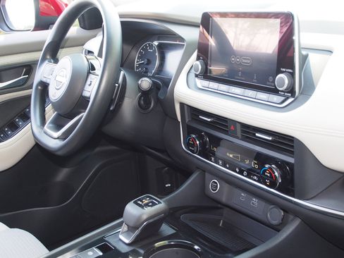 Used 2023 Nissan Rogue SV image 10