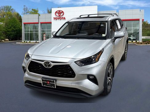 Used 2022 Toyota Highlander XLE AWD/4WD image 1