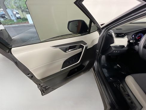 Used 2020 Toyota RAV4 XLE FWD image 17