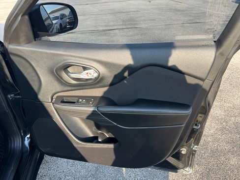 Used 2016 Jeep Cherokee Sport w/ Cold Weather Group AWD/4WD image 20