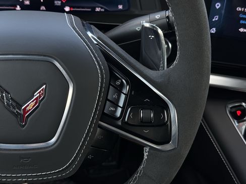 Used 2025 Chevrolet Corvette Stingray Premium Cpe w/ Z51 Performance Package RWD image 18