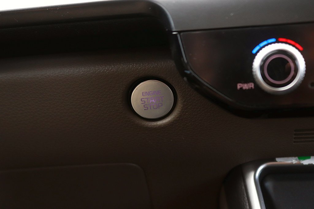 Used 2025 Kia Carnival FWD image 24