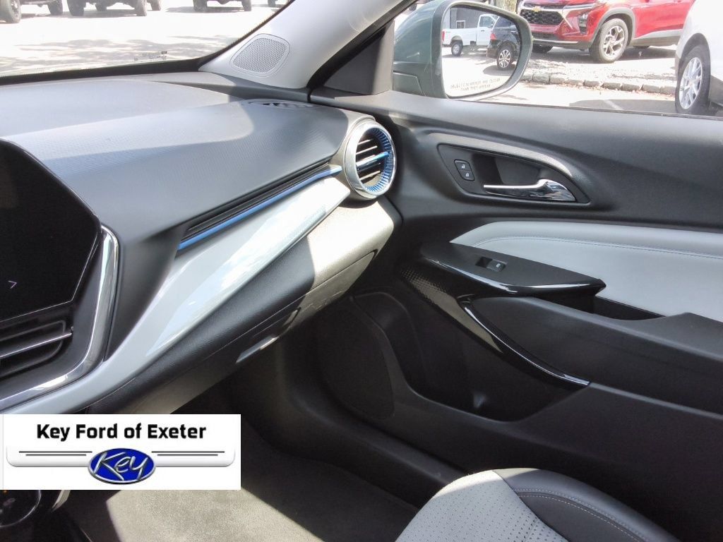 Used 2025 Chevrolet Trax LT FWD image 33