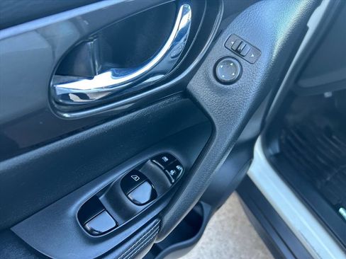 Used 2018 Nissan Rogue SV image 16