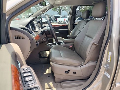 Used 2014 Chrysler Town & Country Touring-L w/ Driver Convenience Group FWD image 14