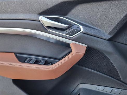 Used 2022 Audi e-tron Premium Plus w/ Premium Plus Package image 17