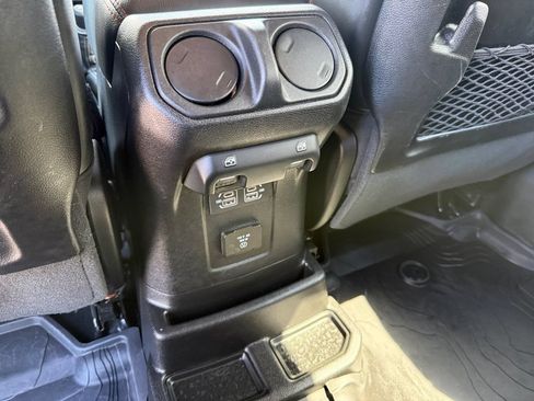 Used 2024 Jeep Wrangler Unlimited Rubicon AWD/4WD image 15