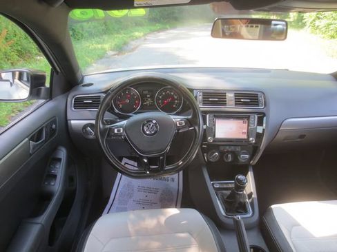 Used 2016 Volkswagen Jetta Sport FWD image 9