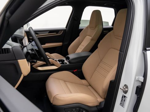Certified 2026 Porsche Cayenne AWD/4WD image 5