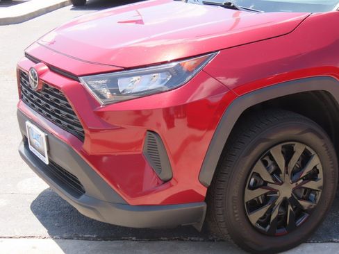 Used 2020 Toyota RAV4 LE FWD image 3