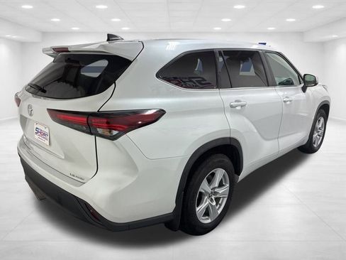 Used 2024 Toyota Highlander LE image 4