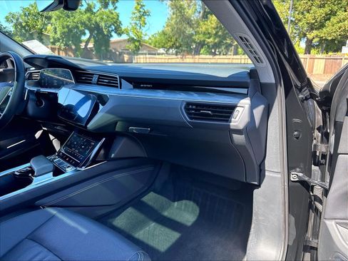 Used 2023 Audi e-tron Premium Plus w/ Premium Plus Package AWD/4WD image 19