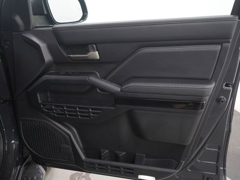 Used 2025 Toyota 4Runner Limited AWD/4WD image 12