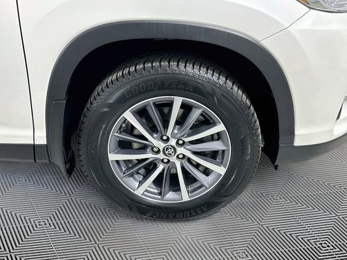 Used 2019 Toyota Highlander XLE image 19