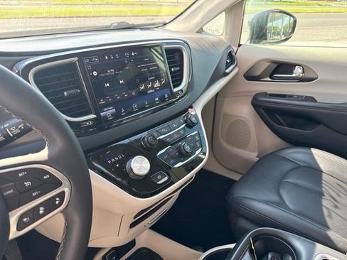Used 2024 Chrysler Pacifica Touring-L FWD image 12