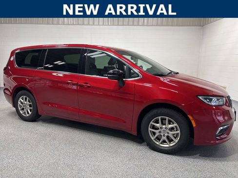 Used 2025 Chrysler Pacifica Select FWD image 1
