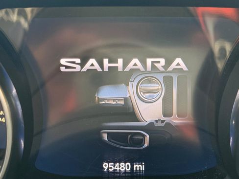 Used 2018 Jeep Wrangler Unlimited Sahara w/ Safety Group AWD/4WD image 19