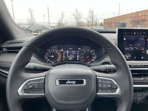 Used 2025 Jeep Compass Trailhawk image 34