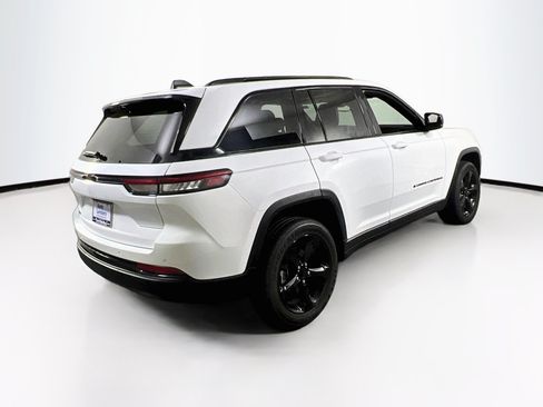 Used 2023 Jeep Grand Cherokee Altitude AWD/4WD image 5