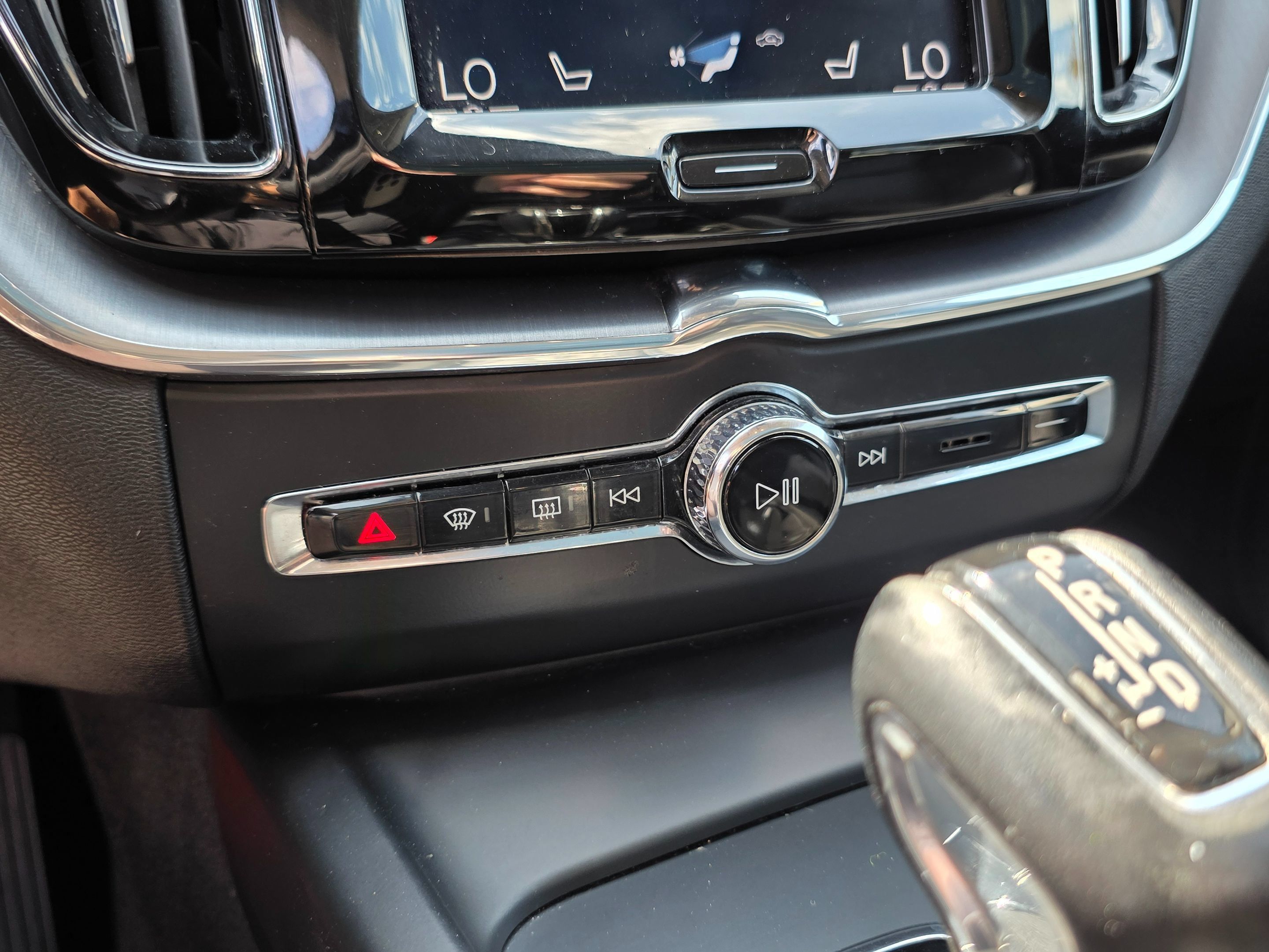 Used 2019 Volvo XC60 T6 Momentum w/ Multimedia Package AWD/4WD image 37