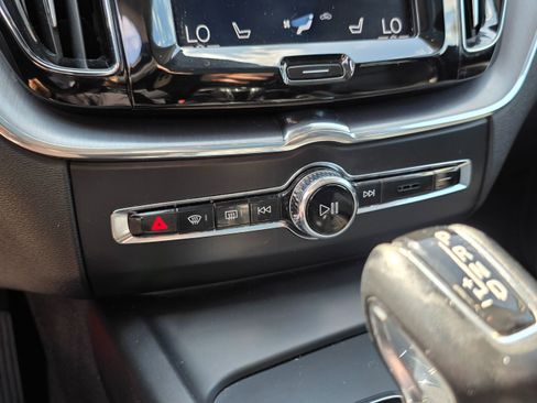 Used 2019 Volvo XC60 T6 Momentum w/ Multimedia Package image 37