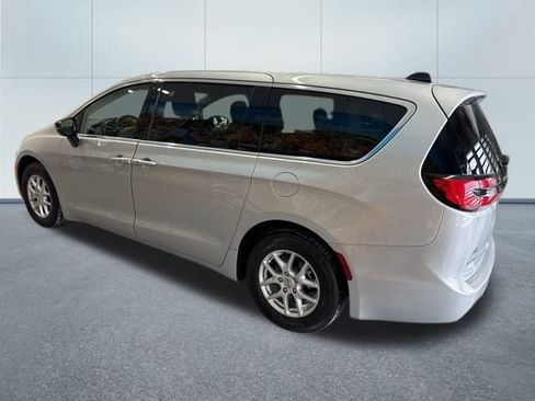 Used 2024 Chrysler Pacifica Touring-L image 4