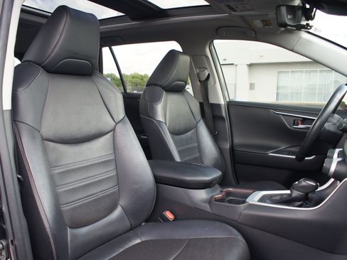 Used 2019 Toyota RAV4 Limited w/ Advanced Technology Package FWD image 24