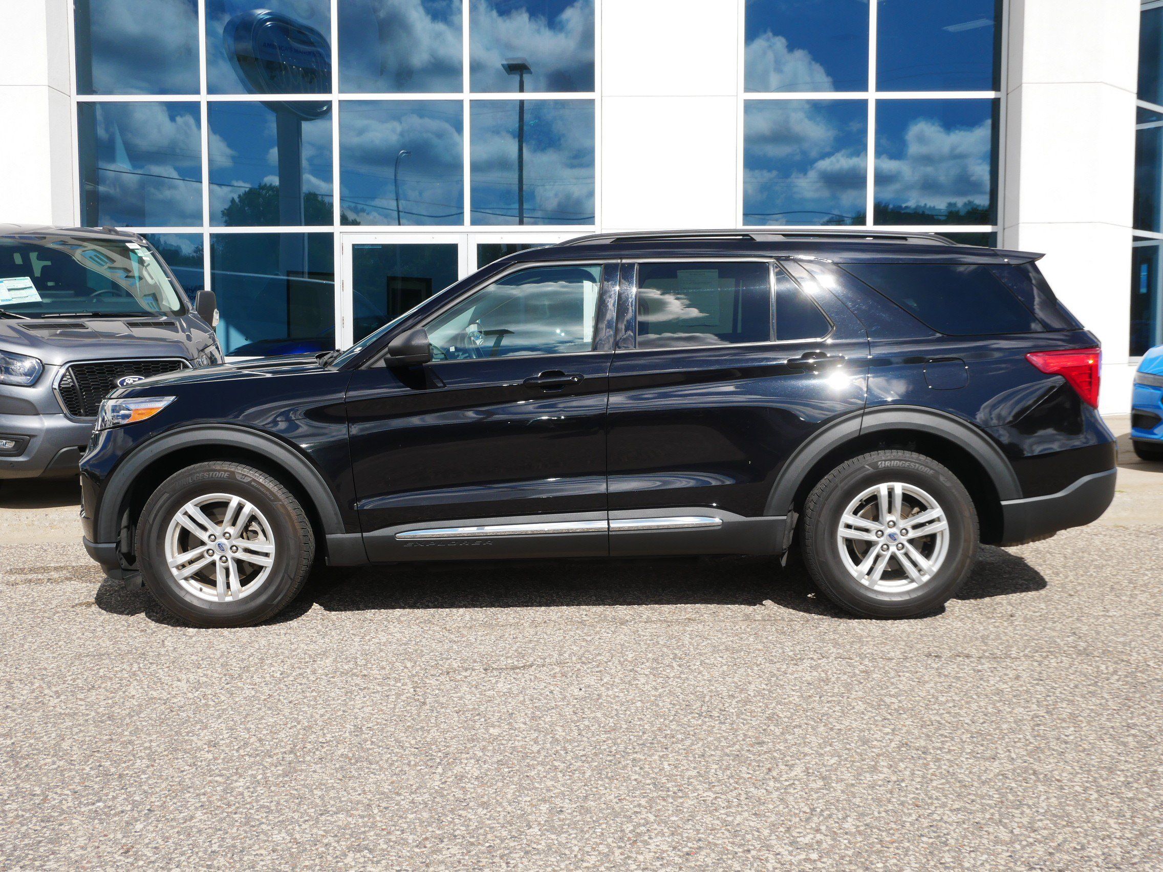 Used 2022 Ford Explorer XLT w/ Equipment Group 202A AWD/4WD image 26