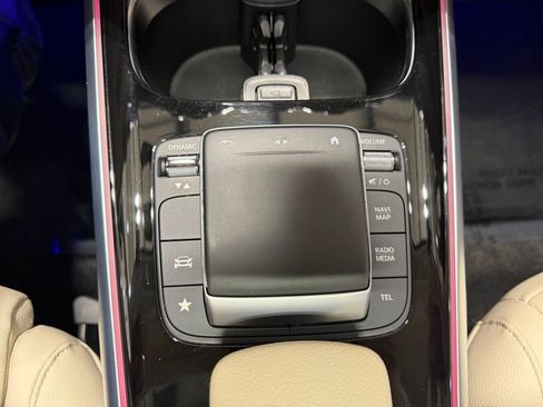 Used 2022 Mercedes-Benz GLB 250 4MATIC w/ Premium Package Lite image 22