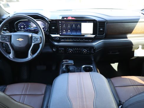 Used 2024 Chevrolet Silverado 1500 High Country w/ High Country Premium Package AWD/4WD image 17