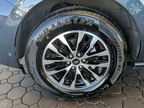 Used 2025 Ford Expedition Platinum image 11