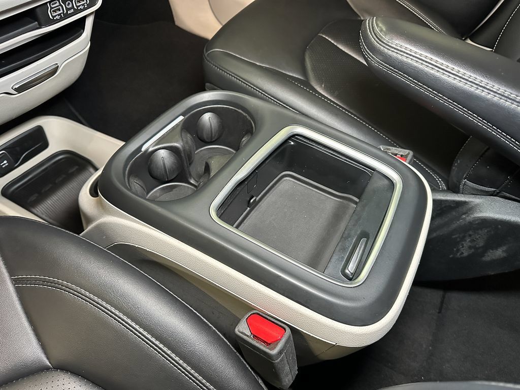 Used 2024 Chrysler Pacifica Touring-L FWD image 41