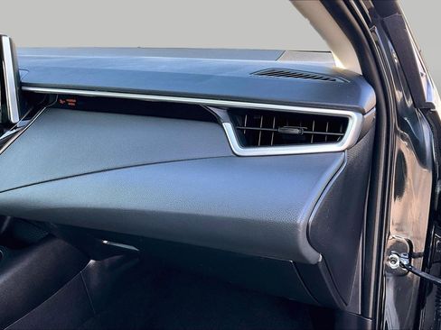 Used 2021 Toyota Corolla LE image 15