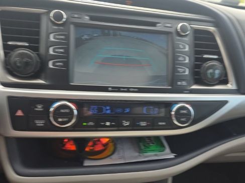 Used 2018 Toyota Highlander XLE AWD/4WD image 16
