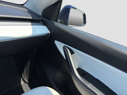 Used 2021 Tesla Model Y Long Range AWD/4WD image 27