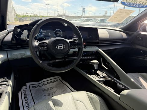 Certified 2025 Hyundai Elantra Limited FWD image 21