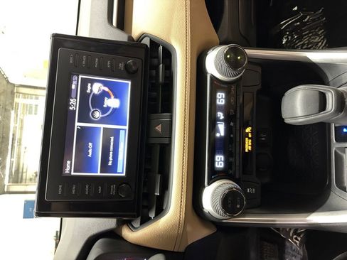 Used 2019 Toyota RAV4 LE w/ Carpet Mat Package image 20