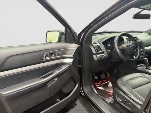 Used 2017 Ford Explorer XLT w/ Equipment Group 202A AWD/4WD image 11