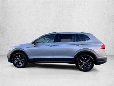 Used 2022 Volkswagen Tiguan SE w/ Panoramic Sunroof Package FWD image 6