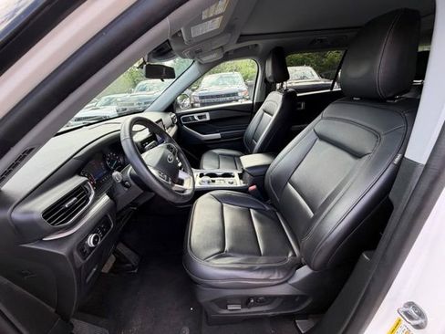 Used 2022 Ford Explorer XLT w/ Equipment Group 202A AWD/4WD image 13